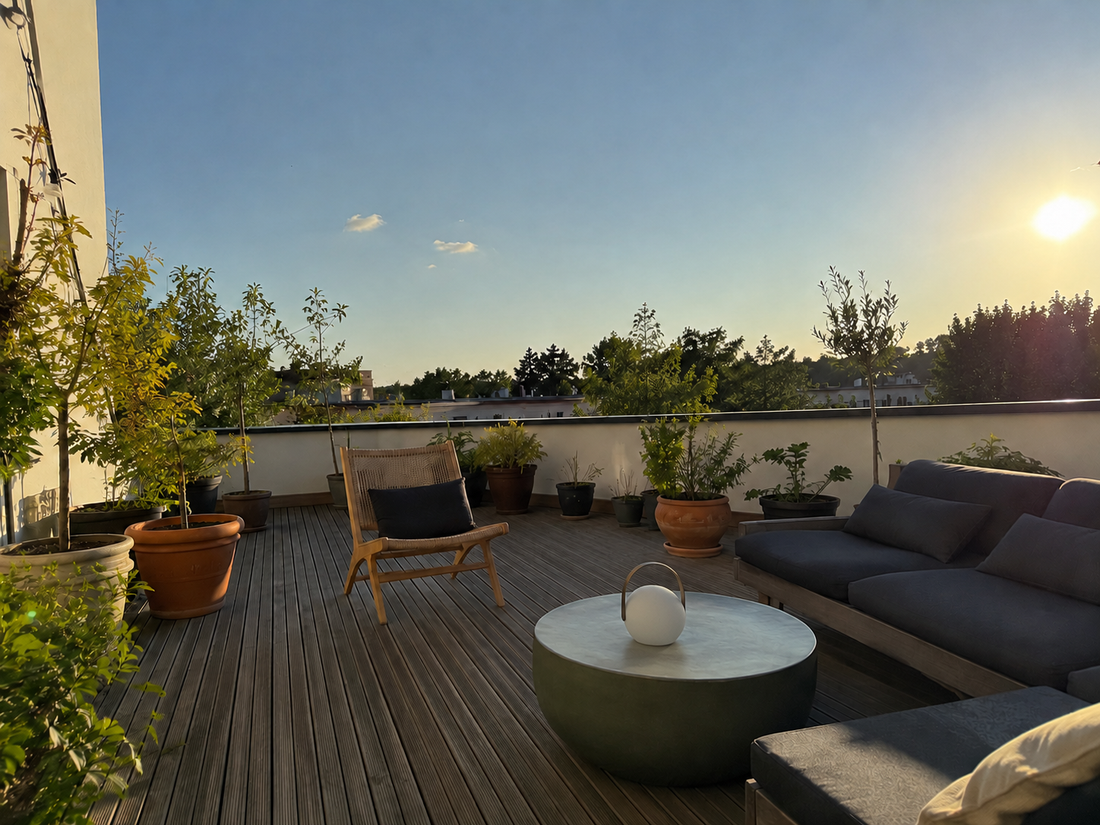 Lampe d’extérieur sans fil posée sur une table de terrasse aménagée pour une soirée dans le jardin